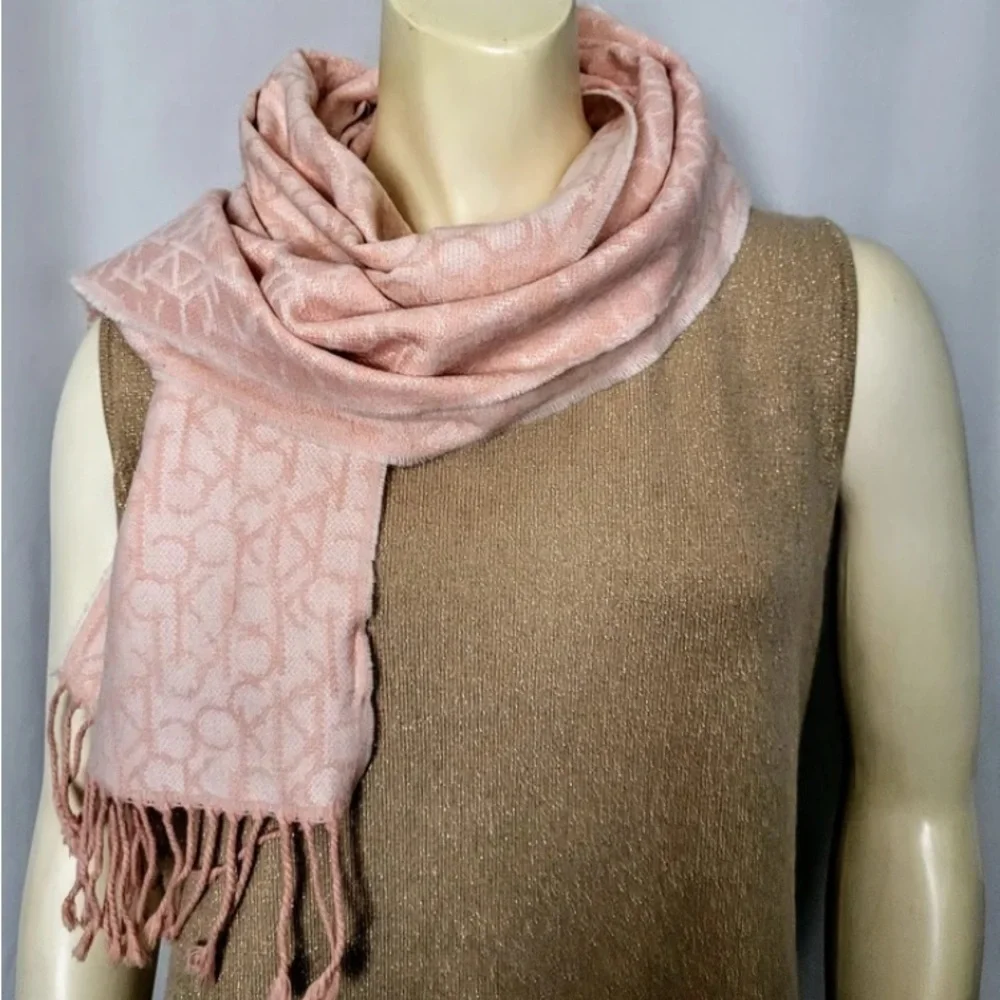 CALVIN KLEIN Classic Logo Pattern Winter Scarf/Light Peach and White Double Face